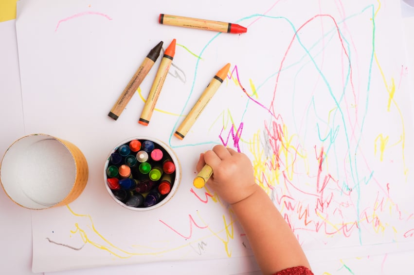 12 Essential Tips For Traveling With Kids 3 Child Drawing With Crayons