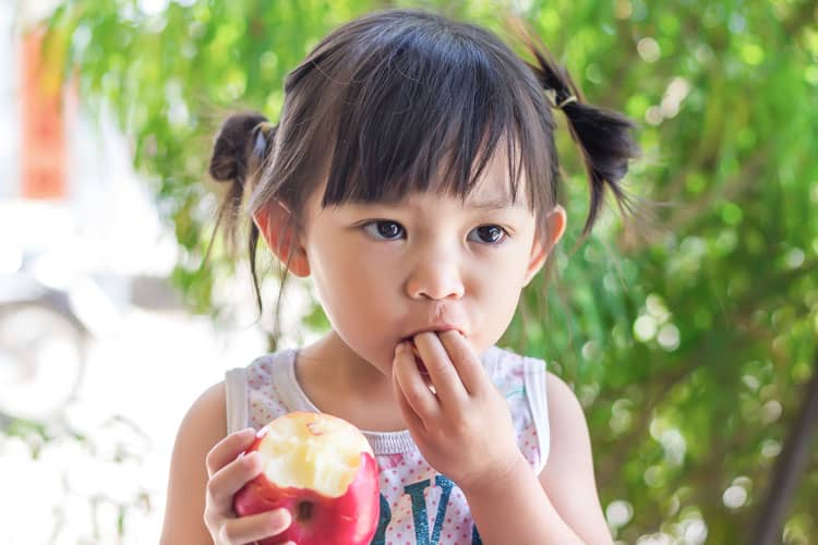 girl eating an apple