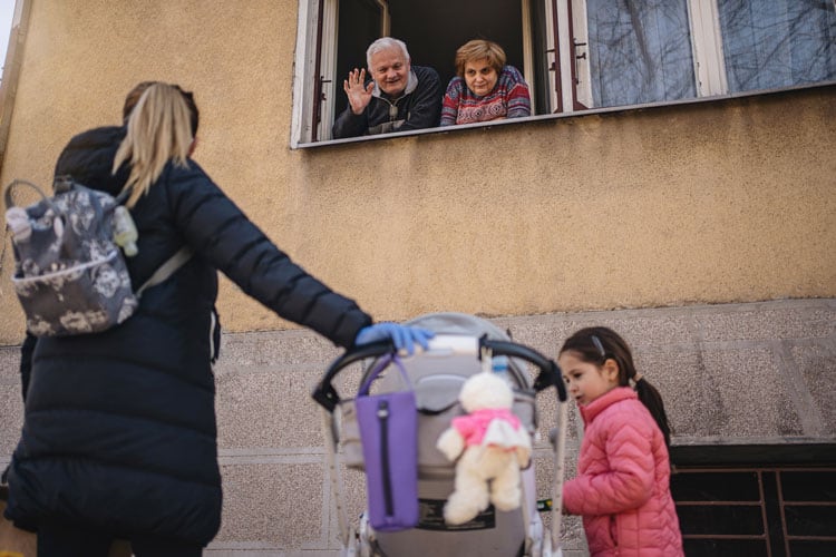 20 Coronavirus Travel Tips to Keep Your Family Safe 3 mom and kids visiting grandparents from a distance