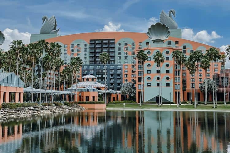 Deluxe Resort Hotels & Villas: Walt Disney World Swan Reserve & Polynesian Village Resort