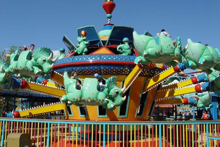 Tricera Top Spin: Un Paseo Prehistórico De Carnaval