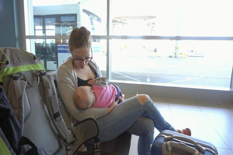 la Seguridad del Aeropuerto con un Bebé
